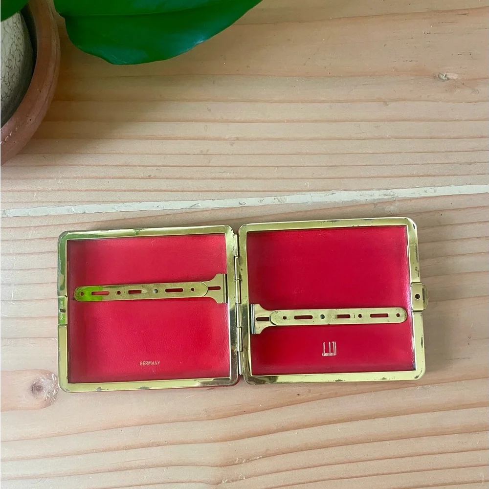 Dunhill cigarette red
